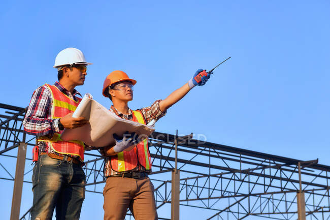 Two construction engineers on a building site, Thailand — Stock Photo