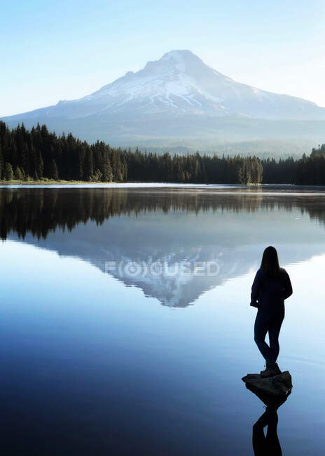 Silhouette einer Frau, die auf einem Felsen steht, Trillium Lake, Oregon, USA — Stockfoto