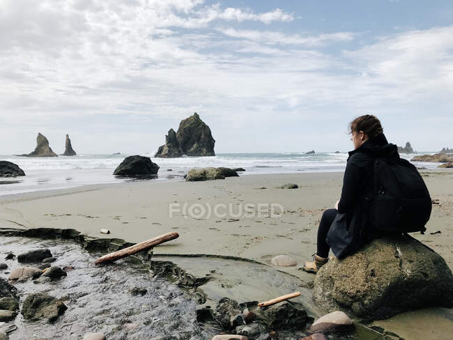 Жінка сидить на скелях на пляжі, Samuel H Boardman State Park, Орегон, США — Stock Photo