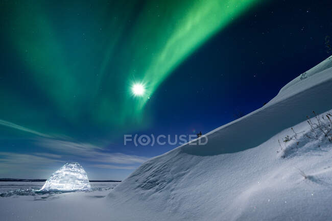 Igloo lumineux sous les aurores boréales, Yellowknife, Territoires du Nord-Ouest, Canada — Photo de stock