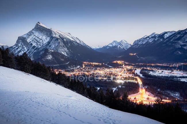 Aerial townscape view from Mt Norquay at night, Banff, Banff National Park, Canadian Rockies, Alberta, Canada - foto de stock