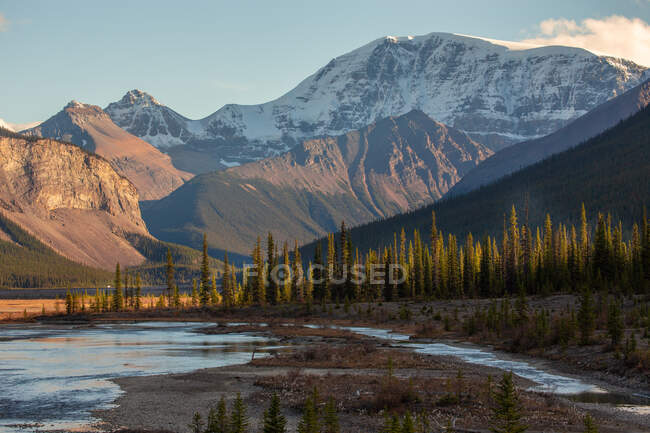 Mountain landscape, Icefields Parkway, Jasper National Park, Canadian Rockies, Alberta, Canada - foto de stock