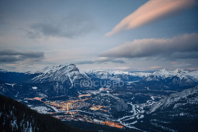 Вид на город с воздуха в голубой час, Банф, Национальный парк Банф, Канадские Скалистые горы, Альберта, Канада — стоковое фото