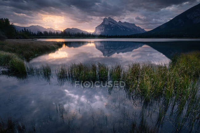 Reflexiones sobre el amanecer y la montaña en Vermillion Lakes, Banff National Park, Canadian Rockies, Alberta, Canadá - foto de stock