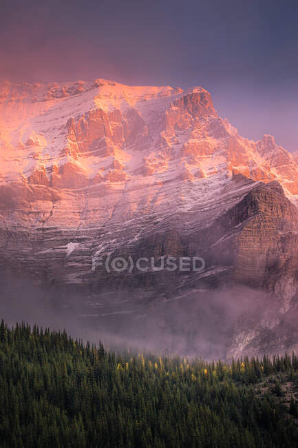 Vue du mont Temple depuis le lac Moraine au lever du soleil, parc national Banff, Rocheuses canadiennes, Alberta, Canada — Photo de stock