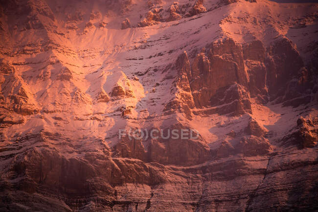Nahaufnahme des Mount Temple bei Sonnenaufgang, Moraine Lake, Banff National Park, kanadische Rockies, Alberta, Kanada — Stockfoto