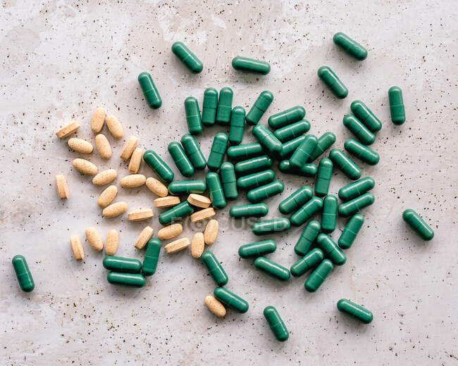 Grüne und gelbe Pillen — Stockfoto