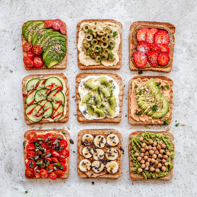 Arrangement pikanter veganer Toasts — Stockfoto