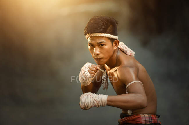 Retrato de un entrenamiento de boxeador tailandés, Tailandia - foto de stock