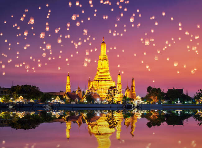 Tempelanlage Wat Arun mit chinesischen Laternen am Himmel bei Sonnenuntergang, Bangkok, Thailand — Stockfoto