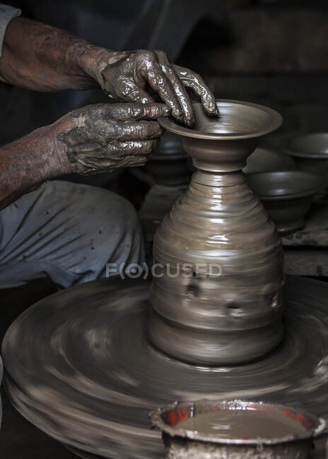 Close-up de um homem na roda de um oleiro, Nepal — Fotografia de Stock