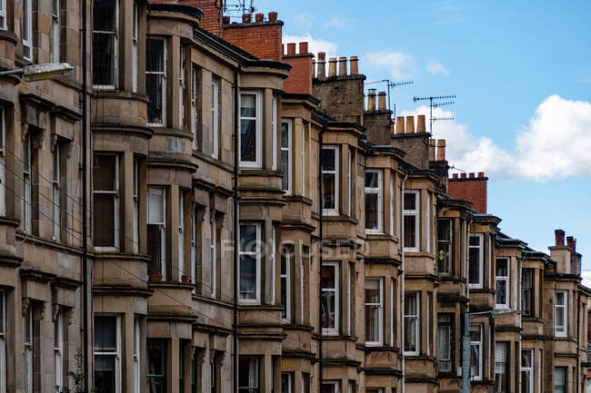 Rangée de bâtiments résidentiels, Glasgow, Écosse, Royaume-Uni — Photo de stock