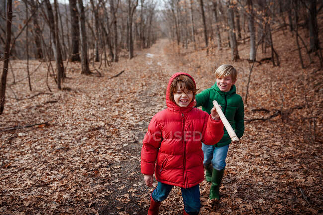 Deux garçons heureux marchant dans la forêt, États-Unis — Photo de stock