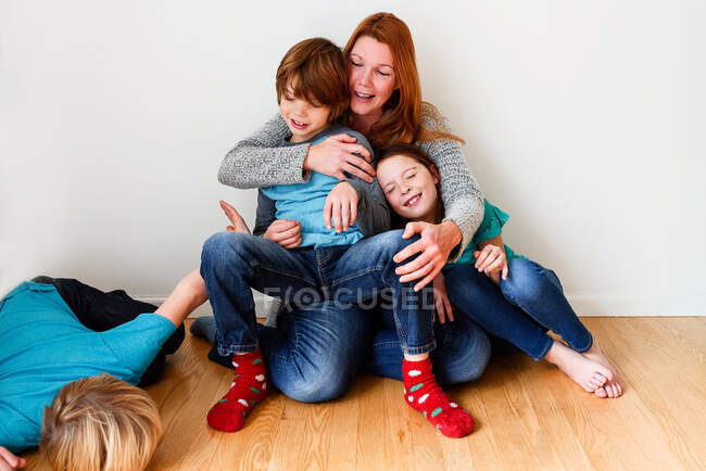 Ritratto di madre con i suoi tre figli — Foto stock