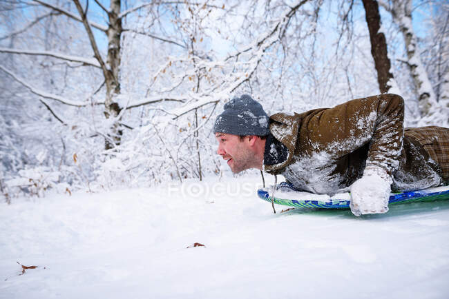 Людина спускається з пагорба в снігу (США). — стокове фото