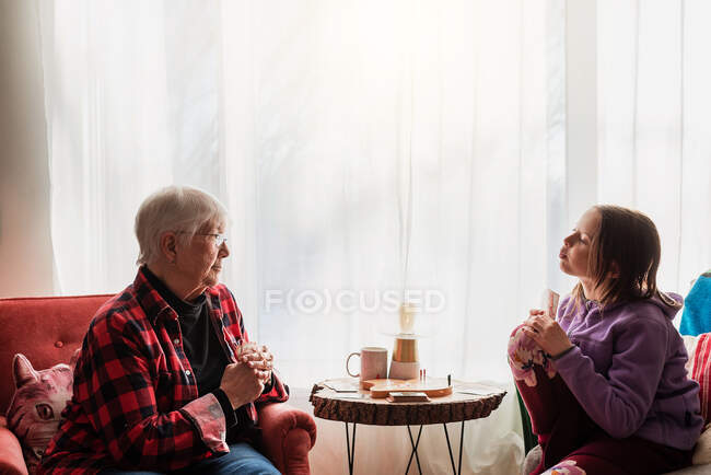 Бабушка и внучка играют в карты — стоковое фото