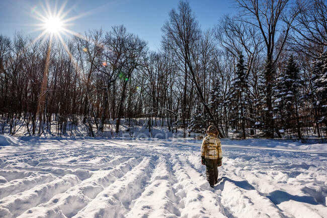 Garçon marchant dans un labyrinthe de neige fait maison, États-Unis — Photo de stock