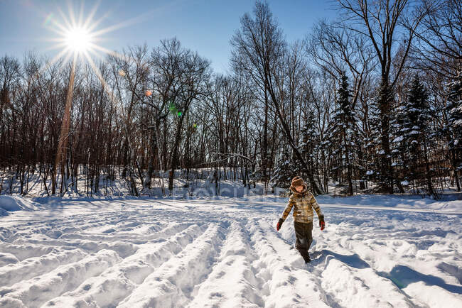 Menino caminhando por um labirinto de neve, EUA — Fotografia de Stock