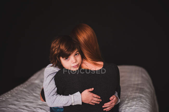 Portrait d'une mère embrassant son fils — Photo de stock