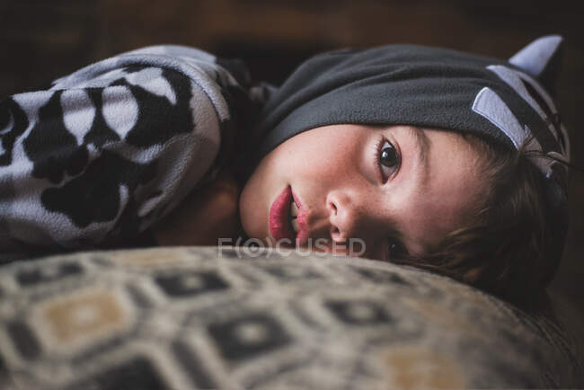 Primo piano di un ragazzo sdraiato su un divano — Foto stock
