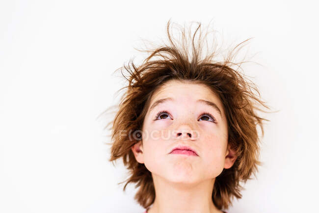 Porträt eines Jungen mit unordentlichem Haar — Stockfoto