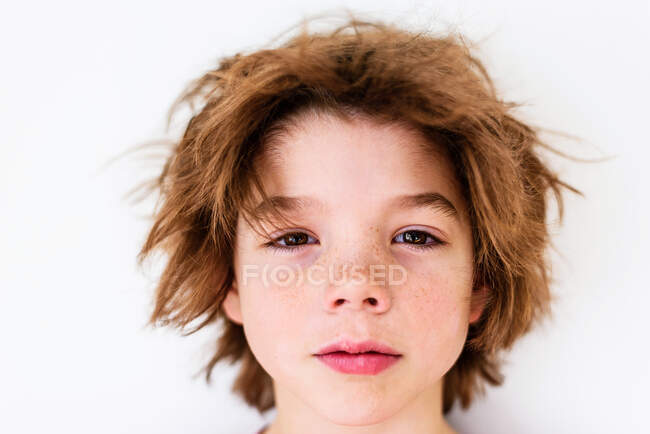 Retrato de un chico con el pelo desordenado - foto de stock