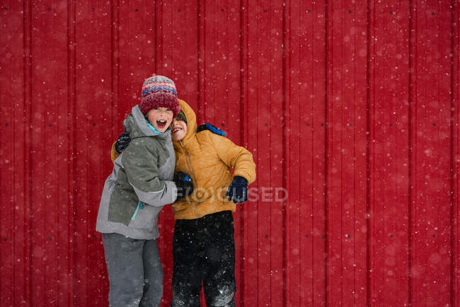 Dos niños felices bromeando, EE.UU. - foto de stock