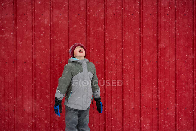 Ragazza cattura fiocchi di neve in bocca, Stati Uniti d'America — Foto stock