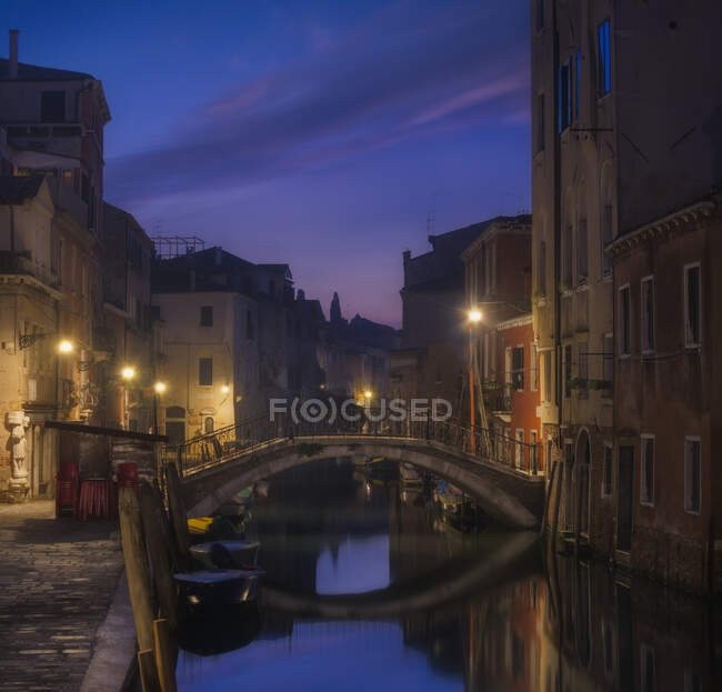 Cityscape at night, Venice, Veneto, Italy — Stock Photo
