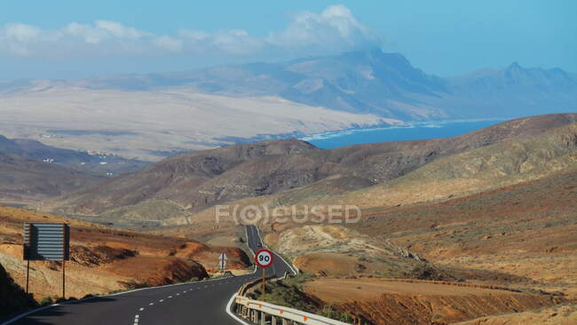 Estrada que leva a dunas de areia, Fuerteventura, Ilhas Canárias, Espanha — Fotografia de Stock