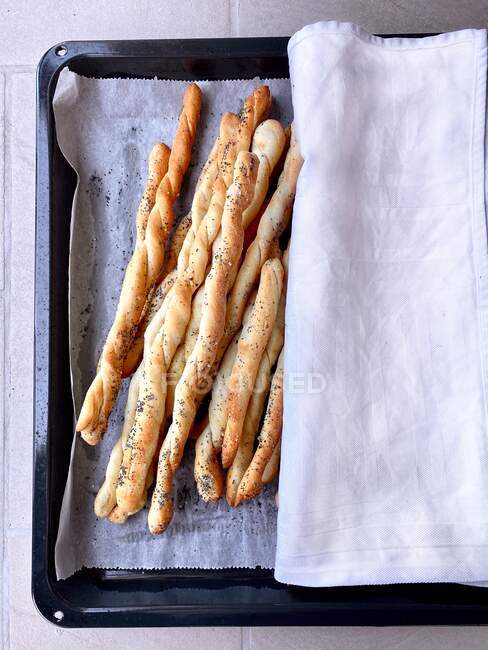 Tovagliolo sopra bastoncini di pane appena sfornati — Foto stock