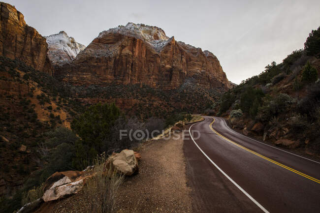 Strada attraverso il paesaggio rurale, Zion National Park, Utah, USA — Foto stock