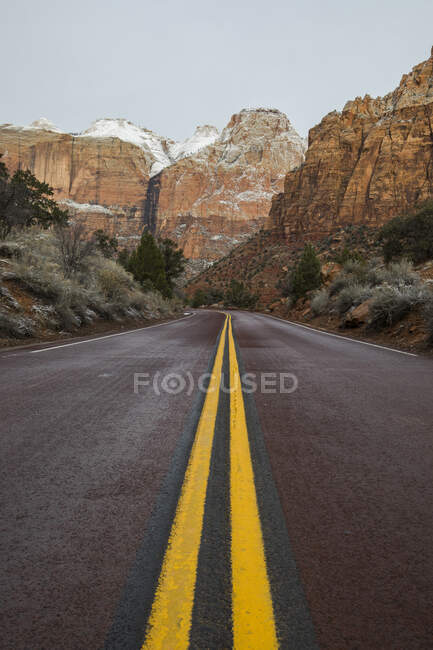 Strada diritta attraverso il Parco Nazionale di Zion, Utah, USA — Foto stock