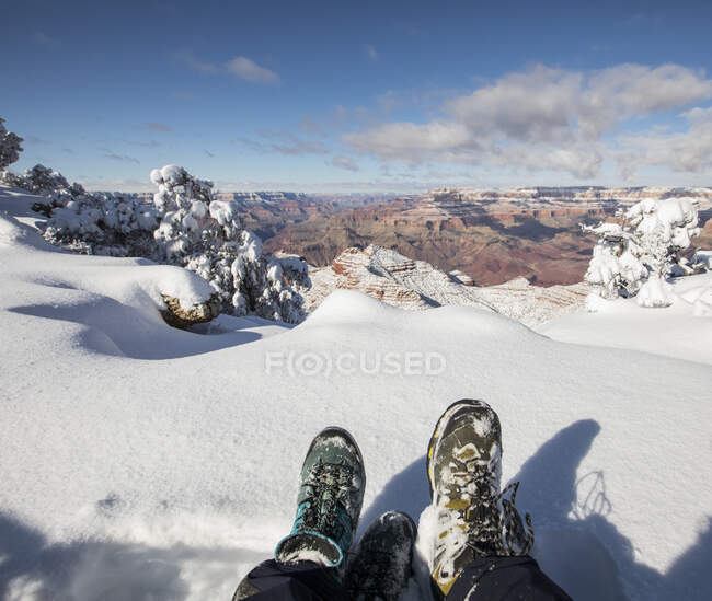 Dois caminhantes sentados na neve, Grand Canyon National Park, EUA — Fotografia de Stock