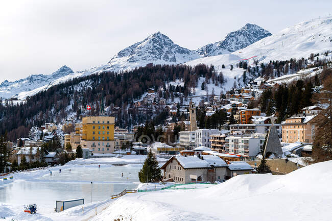 Paysage urbain dans la neige, St Moritz, Suisse — Photo de stock