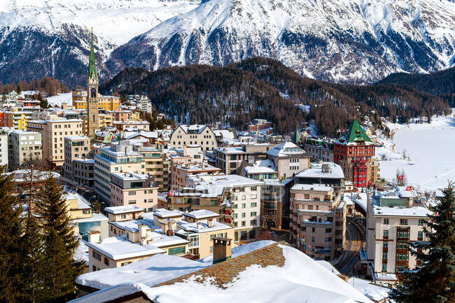 Paysage urbain dans la neige, St Moritz, Suisse — Photo de stock