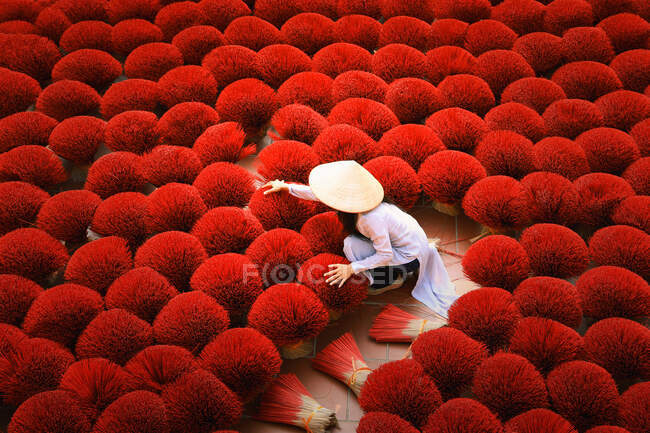 Donna che raccoglie bastoncini di incenso essiccati, Hanoi, Vietnam — Foto stock