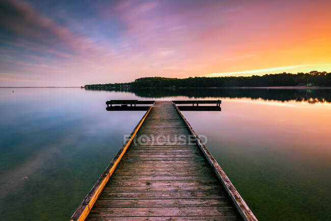 Jetty de madeira ao pôr do sol, Lac de Carcans, Gironde, França — Fotografia de Stock