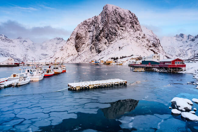 Lilandstinden mountain and Hamnoy harbour, Moskensoya, Moskenes, Lofoten, Nordland, Noruega - foto de stock