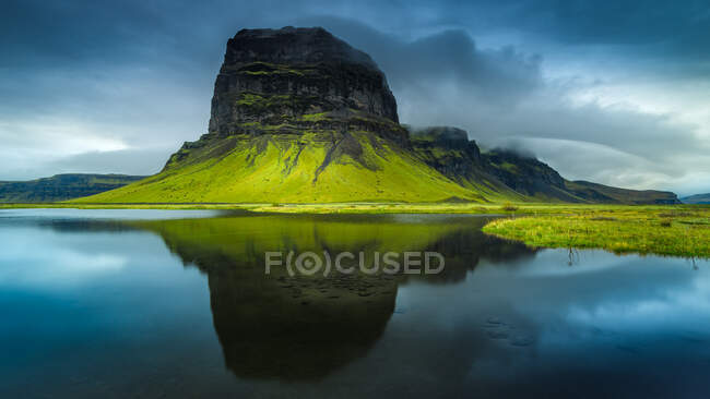 Lomagnupur reflexão montanha, Sul da Islândia, Islândia — Fotografia de Stock