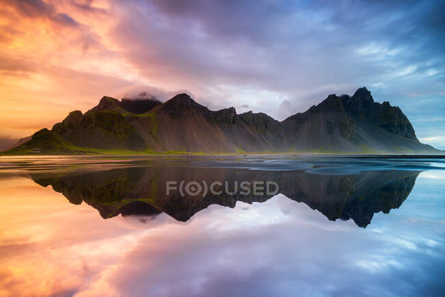 Vestrahorn mountain reflections, Península de Stokksnes, Islândia — Fotografia de Stock