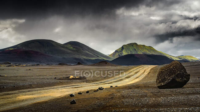 Carretera a través de Landmannalaugar, Reserva Fjallabak Natura, Highlands, Islandia - foto de stock