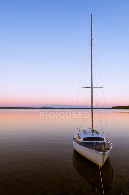 Segelboot in der Bucht von Arcachon bei Sonnenuntergang, Audenge, Gironde, Frankreich — Stockfoto