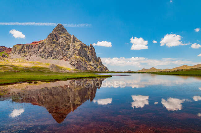 Reflejo de Pic d 'Anayet en lago glacial, Huesca, Aragón, España - foto de stock