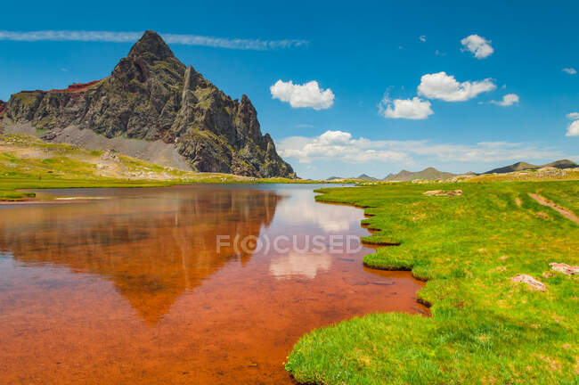 Pic d'Anayet reflection in glacial lake, Huesca, Aragon, Spain — Stock Photo