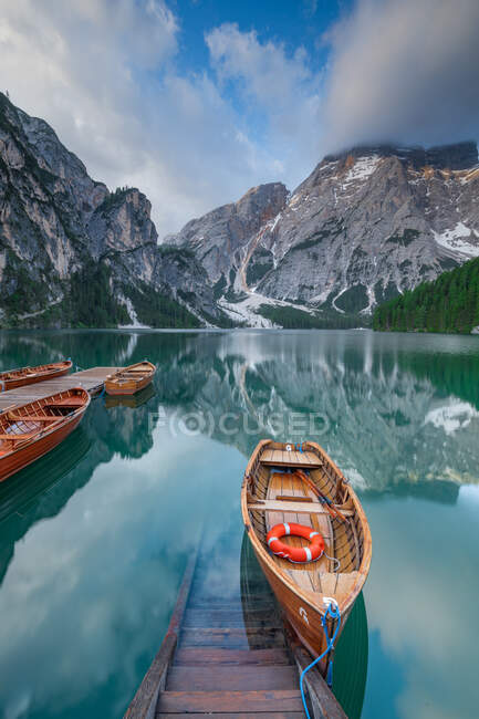 Barcos amarrados en el lago Braies, Tirol del Sur, Italia - foto de stock