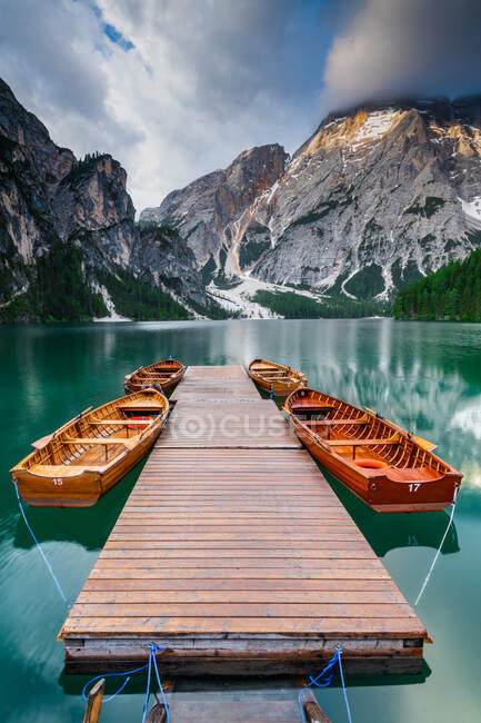 Barcos amarrados en el lago Braies, Tirol del Sur, Italia - foto de stock
