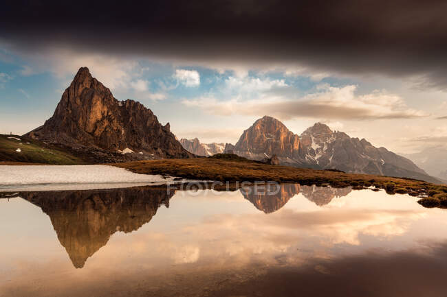 Giau Pass and mountain reflections at sunrise, Belluno, Veneto, Italy — Stock Photo
