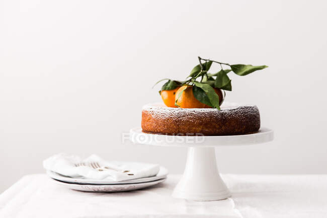 Torta arancione senza farina su una torta — Foto stock
