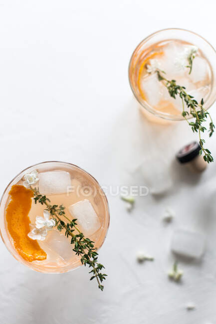Cocktail de gim laranja com tomilho — Fotografia de Stock